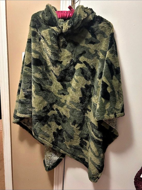 Jackets & Blazers - Women's Camo Faux-Fur Cape